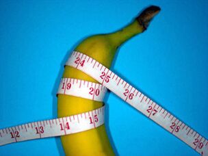 mesure du pénis pendant l'agrandissement en utilisant une banane comme exemple
