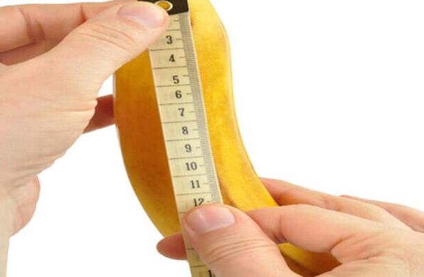 mesurer le pénis avant l'agrandissement à l'aide de l'exemple d'une banane